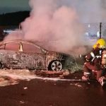 Carro pega fogo na BR-101 e interdita parcialmente a pista em Itajaí