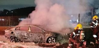 Carro pega fogo na BR-101 e interdita parcialmente a pista em Itajaí