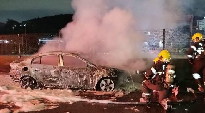 Carro pega fogo na BR-101 e interdita parcialmente a pista em Itajaí