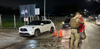 Acidente envolvendo três veículos deixa mulher ferida em frente ao Fórum de Penha
