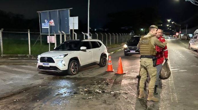 Acidente envolvendo três veículos deixa mulher ferida em frente ao Fórum de Penha