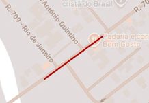 Trânsito em meia pista em trecho da Rua Alexandre Guilherme Figueiredo em Piçarras