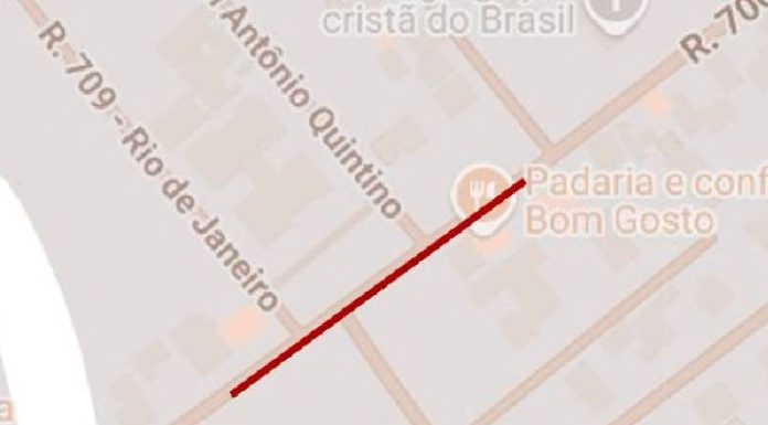 Trânsito em meia pista em trecho da Rua Alexandre Guilherme Figueiredo em Piçarras