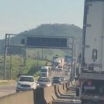 Dois acidentes deixam BR-101 parcialmente interditada em Penha e provocam fila de 6 km