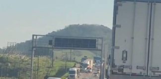 Dois acidentes deixam BR-101 parcialmente interditada em Penha e provocam fila de 6 km