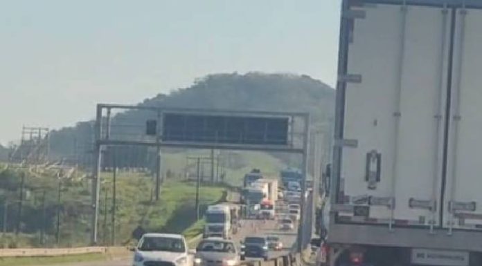 Dois acidentes deixam BR-101 parcialmente interditada em Penha e provocam fila de 6 km