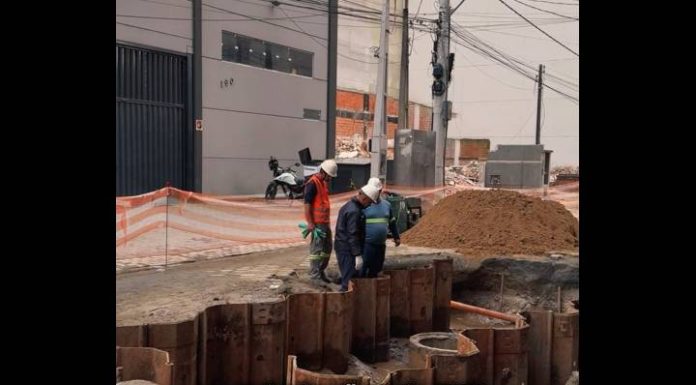 Obras na Rua 422 preparam a rede de esgoto para acompanhar o crescimento do bairro Morretes