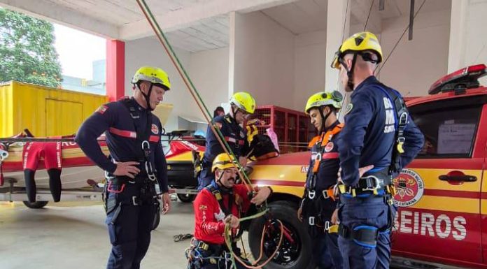 Bombeiros de Barra Velha e Piçarras reforçam treinamento para salvar vidas em prédios e locais de difícil acesso
