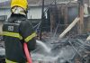 Incêndio destrói casa de madeira e ameaça imóvel vizinho em Camboriú