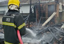 Incêndio destrói casa de madeira e ameaça imóvel vizinho em Camboriú