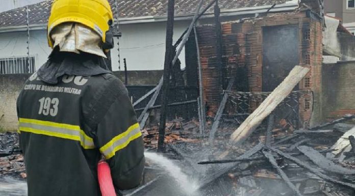 Incêndio destrói casa de madeira e ameaça imóvel vizinho em Camboriú