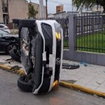 Batida entre dois carros deixa três pessoas feridas após capotamento em Porto Belo
