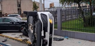 Batida entre dois carros deixa três pessoas feridas após capotamento em Porto Belo