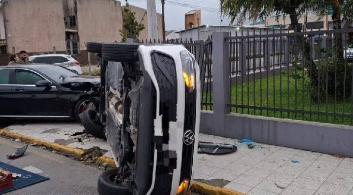 Batida entre dois carros deixa três pessoas feridas após capotamento em Porto Belo