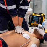 Homem de 45 anos morre após ser encontrado desacordado durante banho em Porto Belo