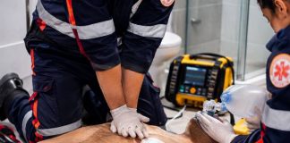 Homem de 45 anos morre após ser encontrado desacordado durante banho em Porto Belo
