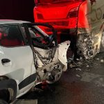 Jovem de 26 anos morre após carro bater de frente contra caminhão estacionado em Itajaí