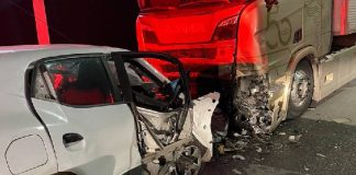 Jovem de 26 anos morre após carro bater de frente contra caminhão estacionado em Itajaí