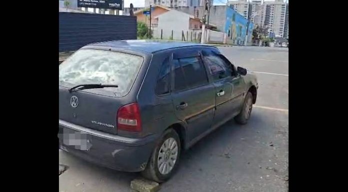 Carro fica sem freio de mão puxado, desce sozinho e moradores correm para evitar batida