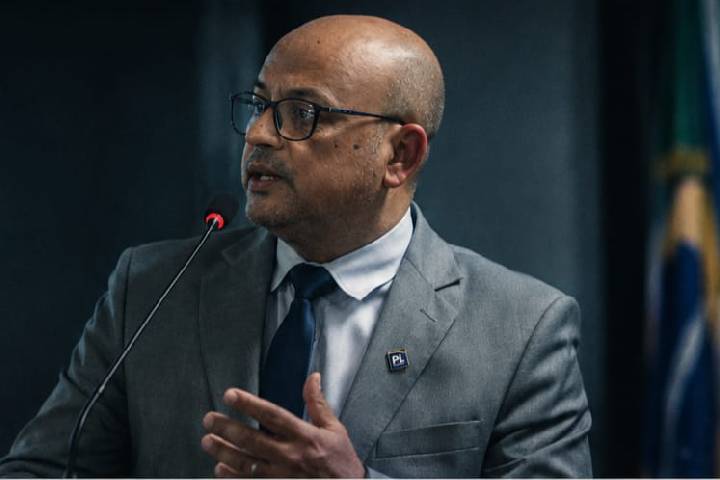 Gleber Silveira homenageia pastor Artur Pereira por trajetória de fé e trabalho social em Piçarras 1 Novo Projeto 2026 10 21T072303.029