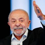 Depois de vencer o pai do adversário, Lula derrota o filho Flávio Bolsonaro e é reeleito
