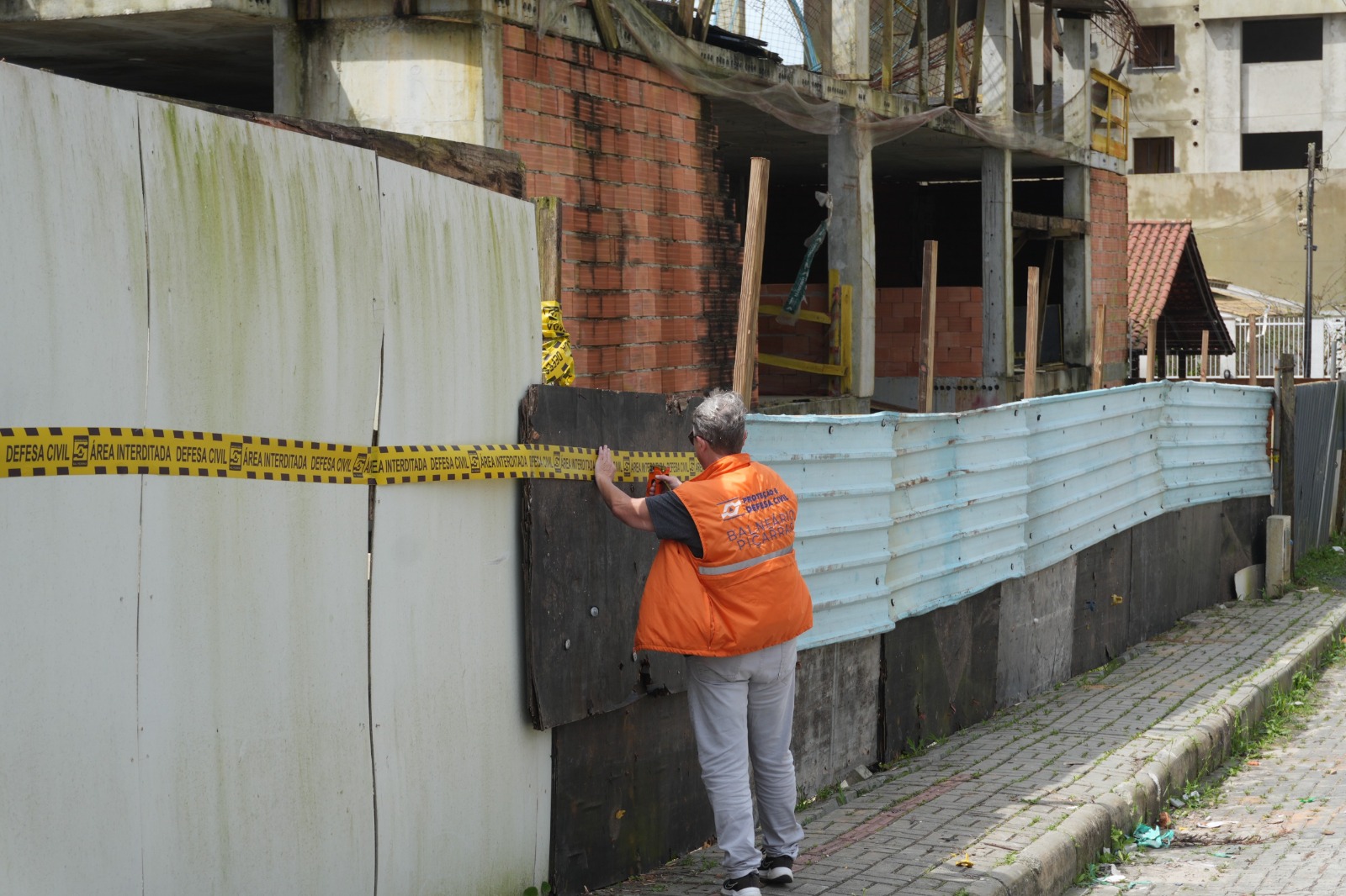 Defesa Civil de Balneário Piçarras interdita novamente edifício no Itacolomi por questões de segurança 1 WhatsApp Image 2026 10 09 at 15.41.13