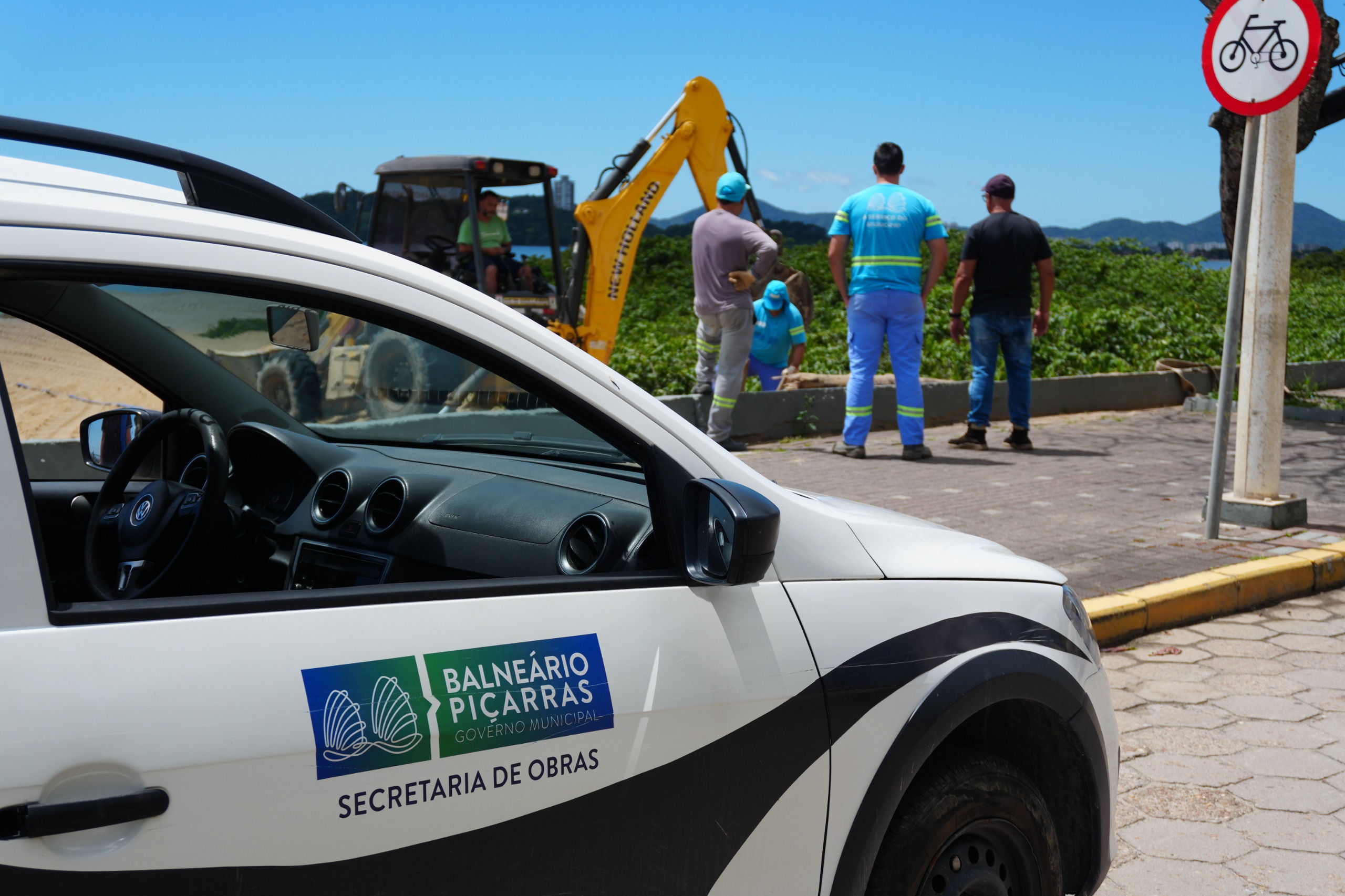Prefeitura de Balneário Piçarras dá continuidade aos trabalhos de manutenção e melhorias na orla 1 WhatsApp Image 2026 10 26 at 15.11.17